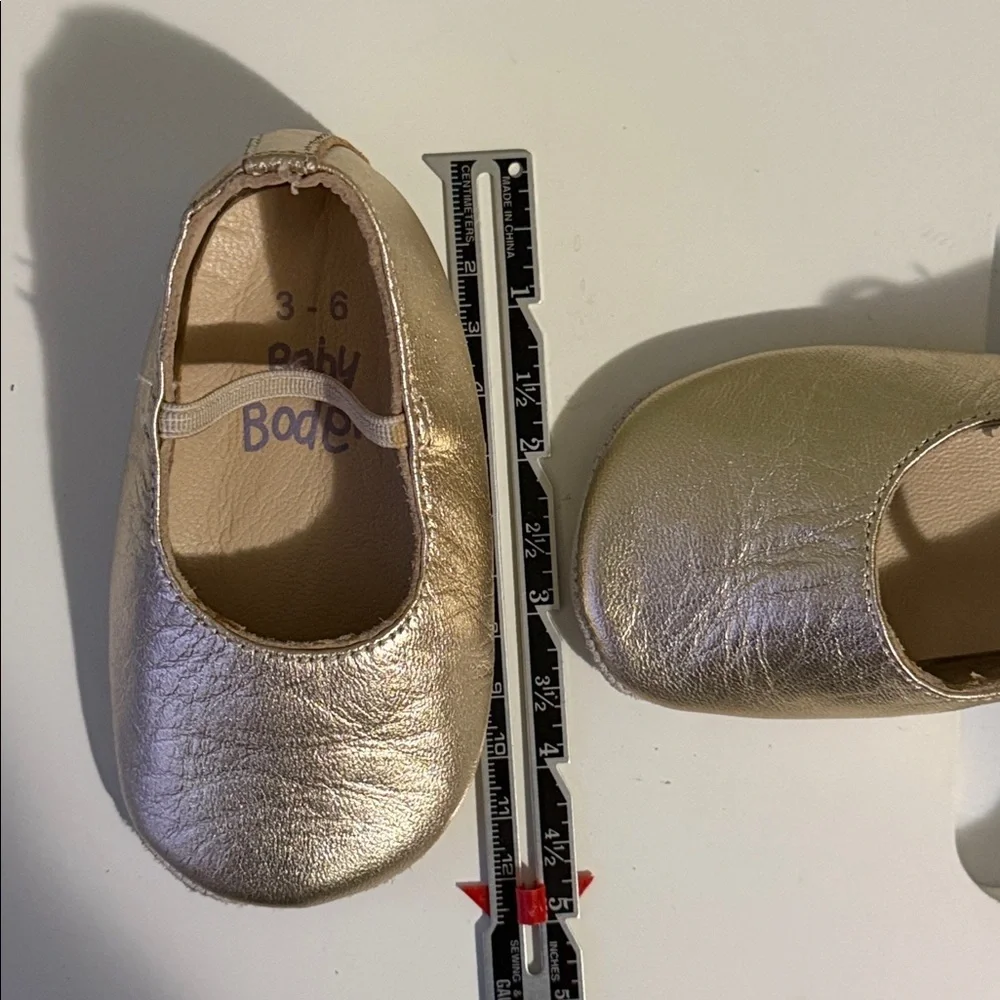 Baby Boden Baby Girl Soft Sole Gold metallic Mary Jane  Size 3-6 US 2